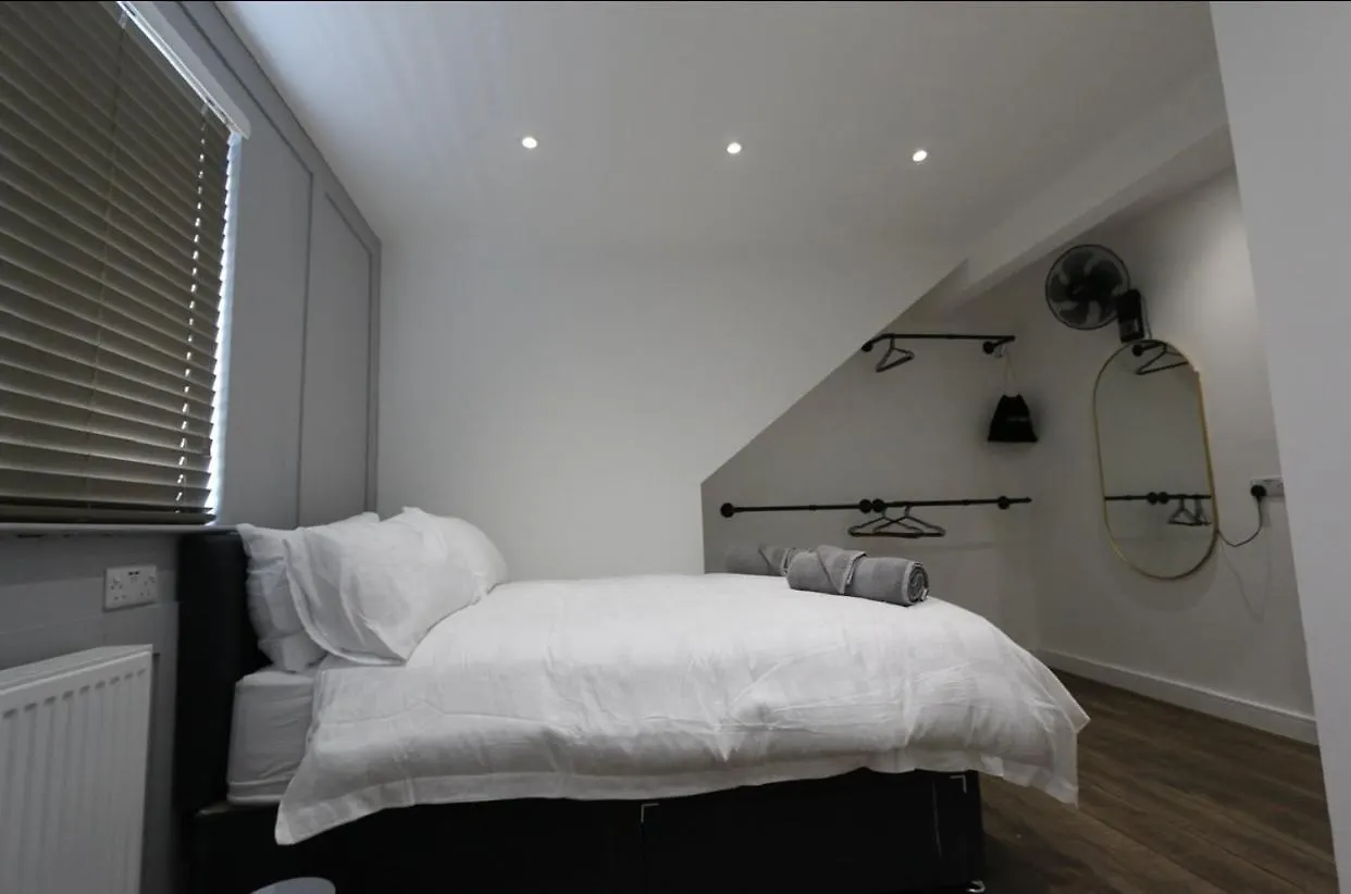 S Apartments Hot Tub 1 Mile From Newcastle City Centre Sleeps 6 Free Parking And Wi-Fi Busy High Street