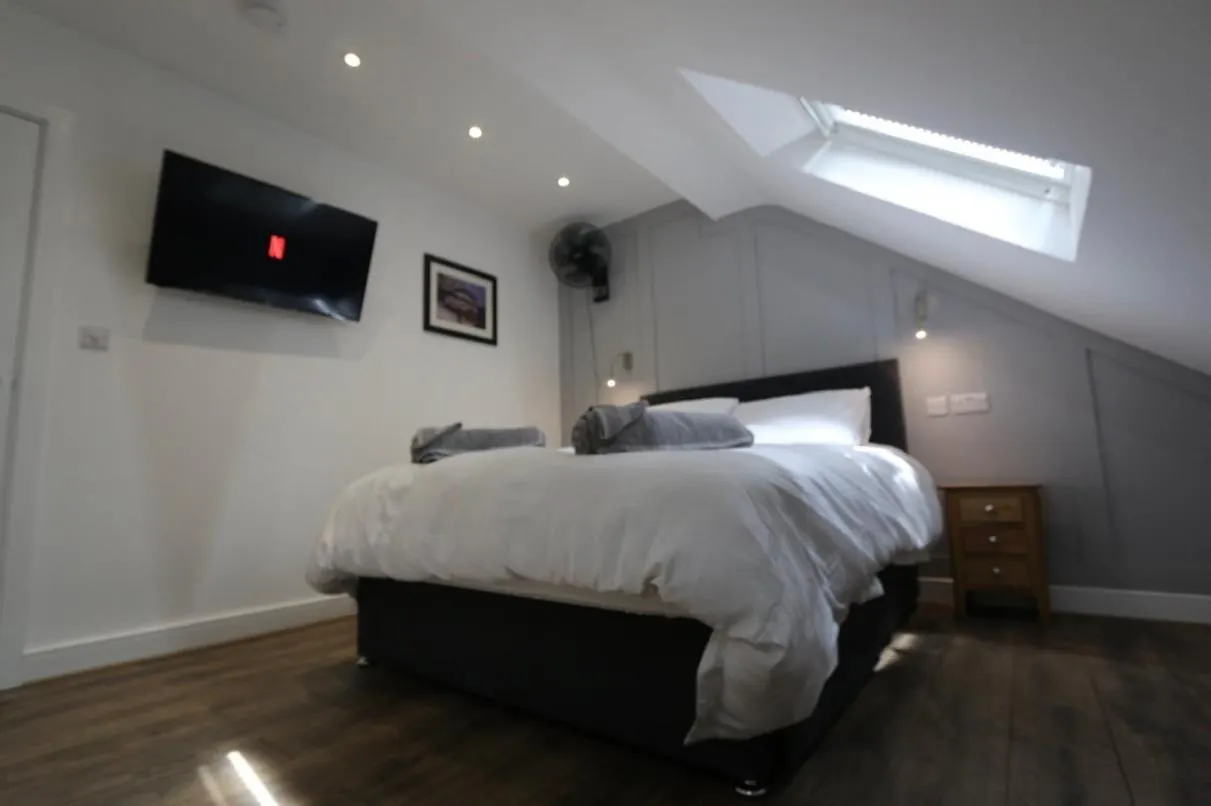 S Apartments Hot Tub 1 Mile From Newcastle City Centre Sleeps 6 Free Parking And Wi-Fi Busy High Street Newcastle upon Tyne
