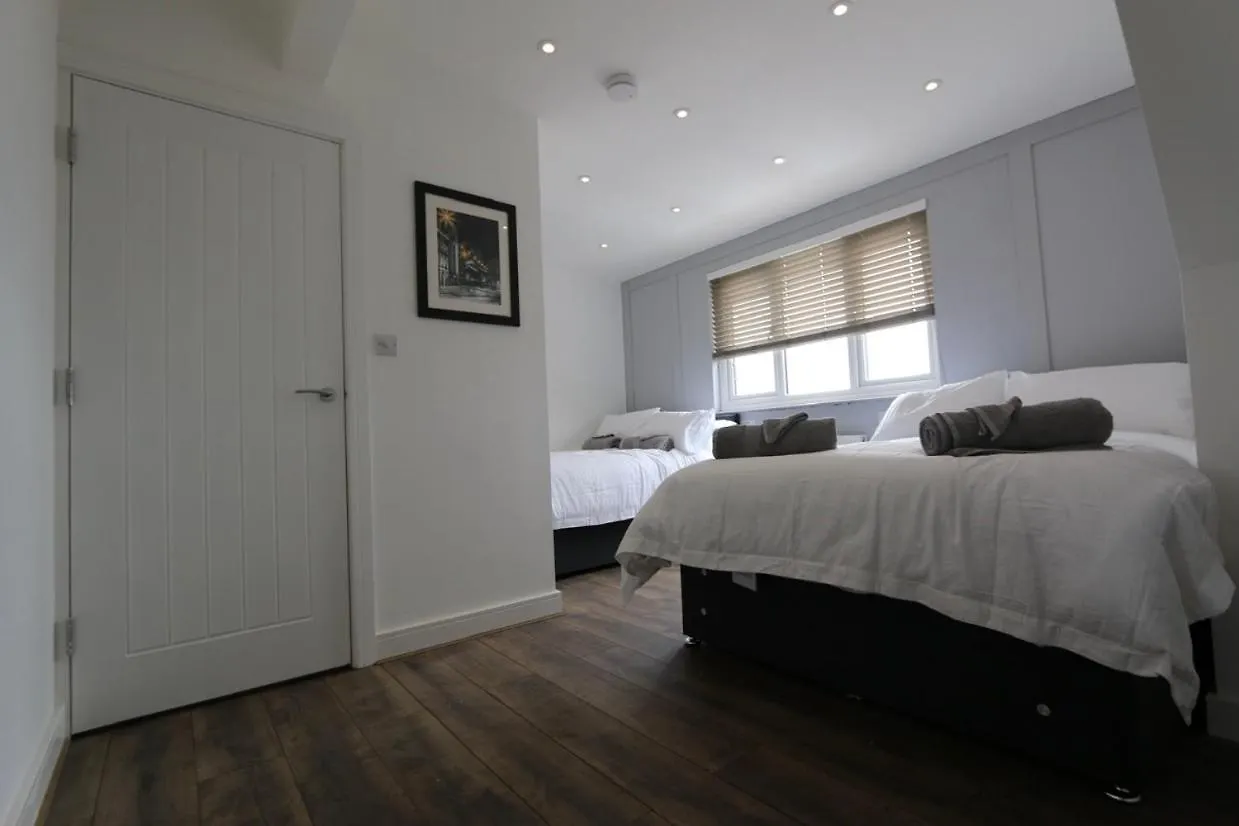 S Apartments Hot Tub 1 Mile From Newcastle City Centre Sleeps 6 Free Parking And Wi-Fi Busy High Street