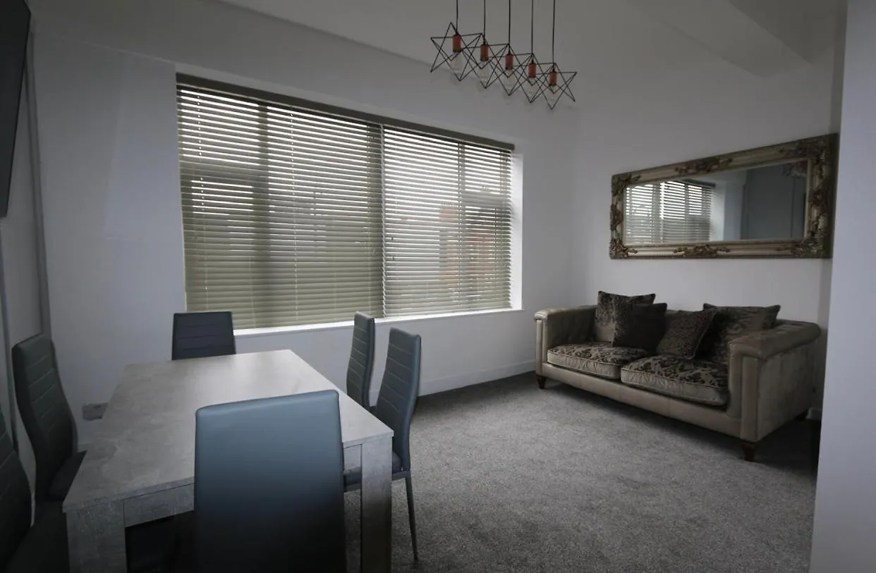 S Apartments Hot Tub 1 Mile From Newcastle City Centre Sleeps 6 Free Parking And Wi-Fi Busy High Street