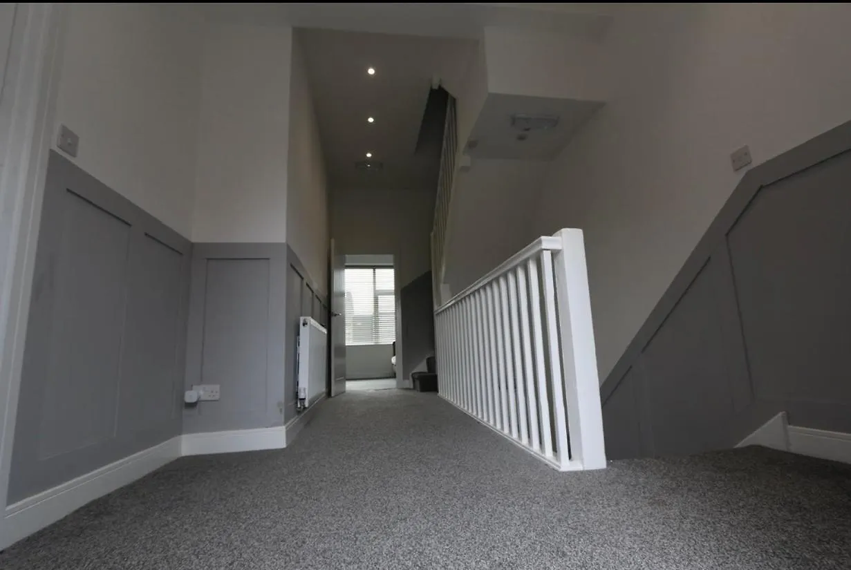 S Apartments Hot Tub 1 Mile From Newcastle City Centre Sleeps 6 Free Parking And Wi-Fi Busy High Street Storbritannien