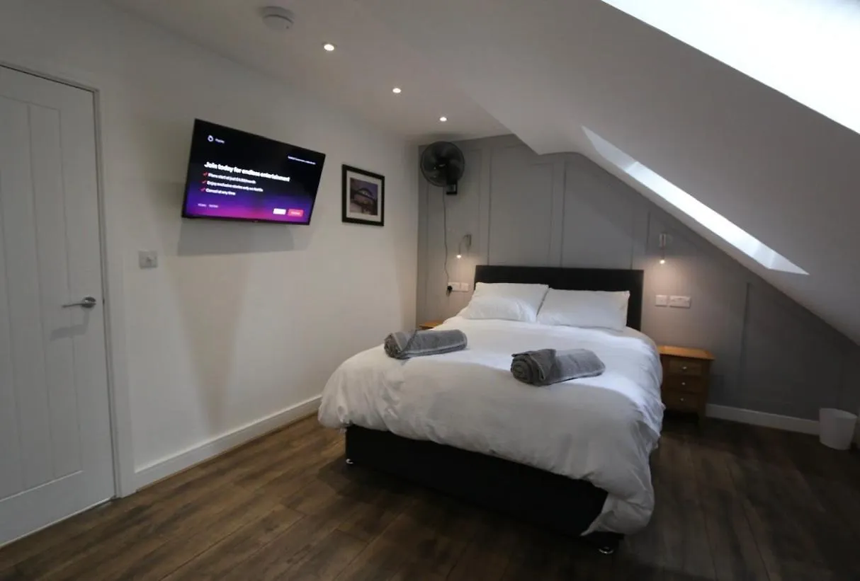 S Apartments Hot Tub 1 Mile From Newcastle City Centre Sleeps 6 Free Parking And Wi-Fi Busy High Street  Newcastle upon Tyne